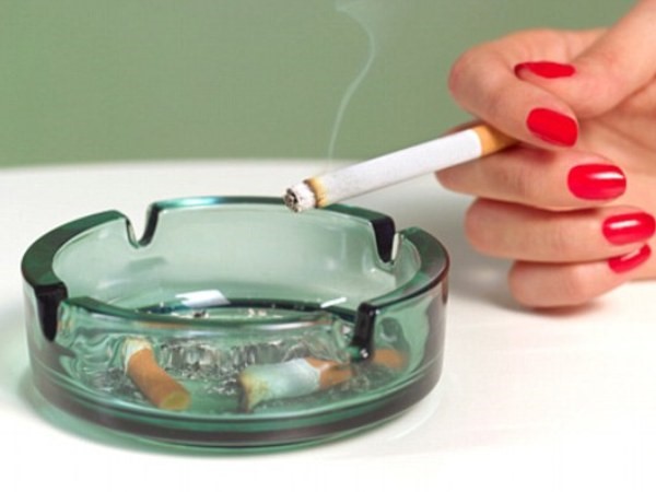 Nhiều người cho rằng giảm hút thuốc, thậm chí chỉ hút một điếu/ngày, sẽ không ảnh hưởng đến sức khỏe.