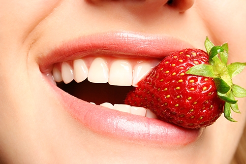 Tẩy trắng răng bằng thực phẩm có sẵn trong nhà