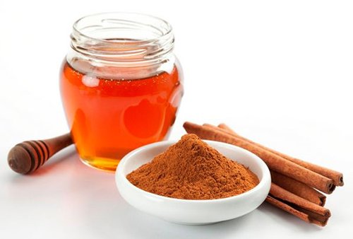 Mật ong và quế là hai thành phần tạo nên loại nước uống có tác dụng giảm cân.